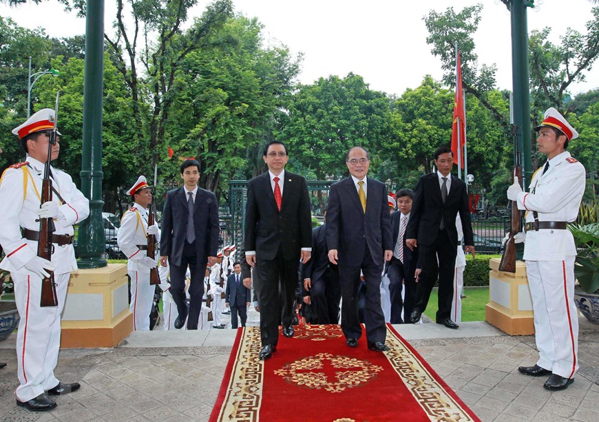 Председатель НС Нгуен Шинь Хунг принял г-на Марзуки Али, Председателя Палаты представителей парламента Индонезии, Председателя АИПА-33, во время его визита во Вьетнам, 5 сентября 2012 г. Фото: VNA
