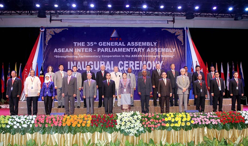 Председатель НС, Глава делегации НС Вьетнама Нгуен Шинь Хунг и делегаты на церемонии открытия АИПА-35, Вьентьян (Лаос), 16 сентября 2014 г. Фото: VNA