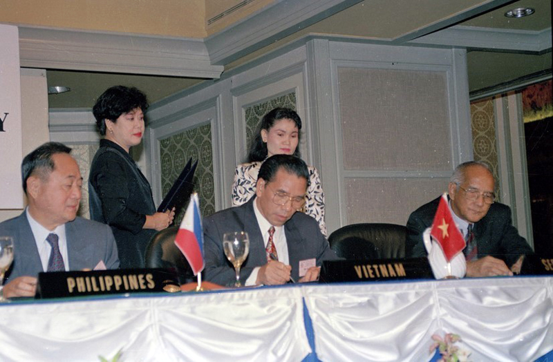 Председатель НС Вьетнама Нонг Дык Мань подписал документ об официальном признании НС Вьетнама членом АИПО. Сингапур, 19 сентября 1995 года. Фото: VNA