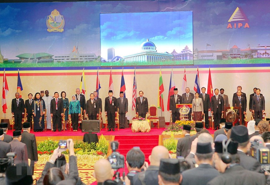 Заместитель председателя НС Тонг Тхи Фонг и главы делегаций на церемонии открытия АИПА-34, Бруней, 19 сентября 2013 г. Фото: VNA
