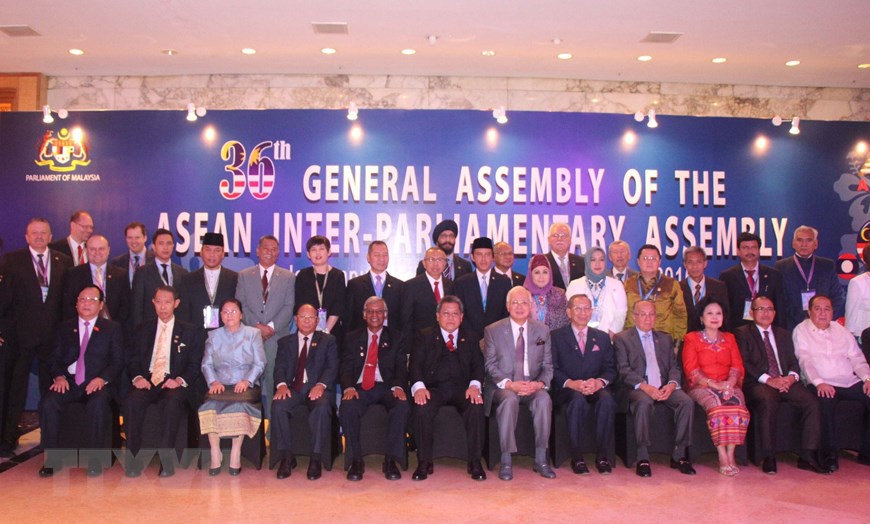 Заместитель председателя НС Хюинь Нгок Шон и Главы делегаций сфотографировались на церемонии открытия АИПА-36, Куала-Лумпур (Малайзия), 8 сентября 2015 г. Фото: VNA