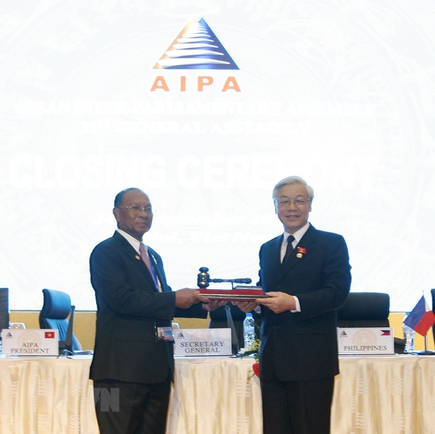 Председатель НС, Председатель АИПА-31 Нгуен Фу Чонг передал председательство в АИПА-32 Председателю НА Камбоджи Хенг Самрину на церемонии закрытия АИПА-31, Ханой, 24 сентября 2010 г. Фото: VNA