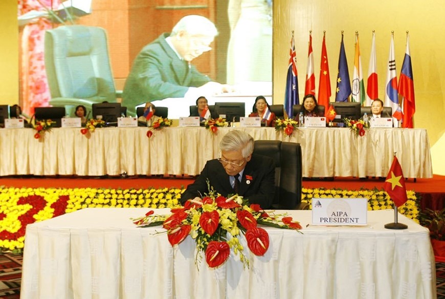 Председатель НС Вьетнама, Председатель АИПА-31 Нгуен Фу Чонг подписал Совместное заявление на втором пленарном заседании АИПА-31, Ханой, 24 сентября 2010 г. Фото: VNA