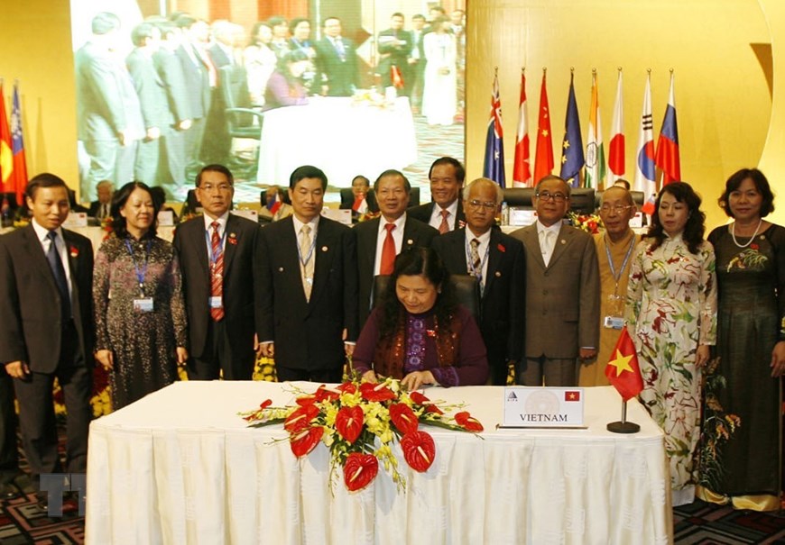 Заместитель председателя НС, Глава делегации НС Вьетнама Тонг Тхи Фонг подписала Совместное заявление на втором пленарном заседании АИПА-31, Ханой, 24 сентября 2010 г. Фото: VNA