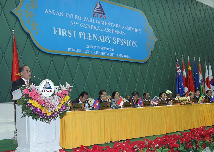 Председатель НС Нгуен Шинь Хунг выступил на первом пленарном заседании АИПА-32, Пномпень (Камбоджа), 20 сентября 2011 г. Фото: VNA