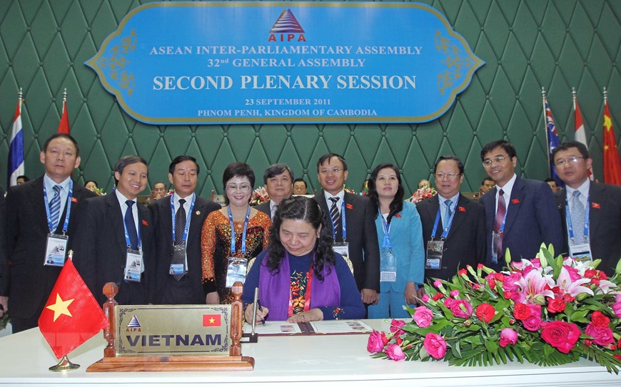 Заместитель председателя НС Тонг Тхи Фонг, Глава делегации НС Вьетнама, участвовашей в АИПА-32, подписала Совместное заявление АИПА-32, Пномпень (Камбоджа), 23 сентября 2011 г. Фото: VNA