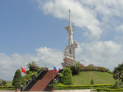 Памятник советским/российским и вьетнамским воинам, павшим за мир и стабильность в регионе, в городе Камрань провинции Кханьхоа, который был завершен 10 декабря 2009 года. Фото: baokhanhhoa.vn