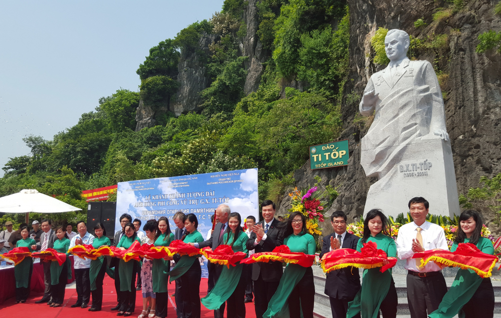 Церемония открытия памятника Герману Титову на острове его имени в бухте Халонг в провинции Куангнинь, сентябрь 2015 года. Фото: vufo.org.vn